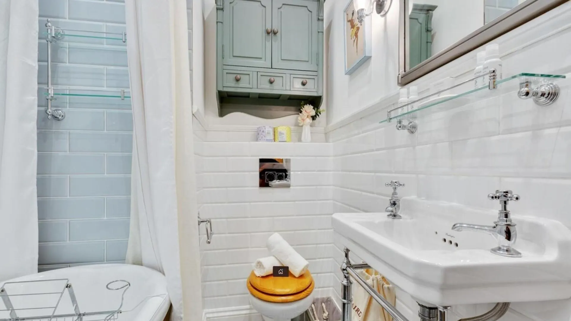Bright Camberwell Georgian Apartment London